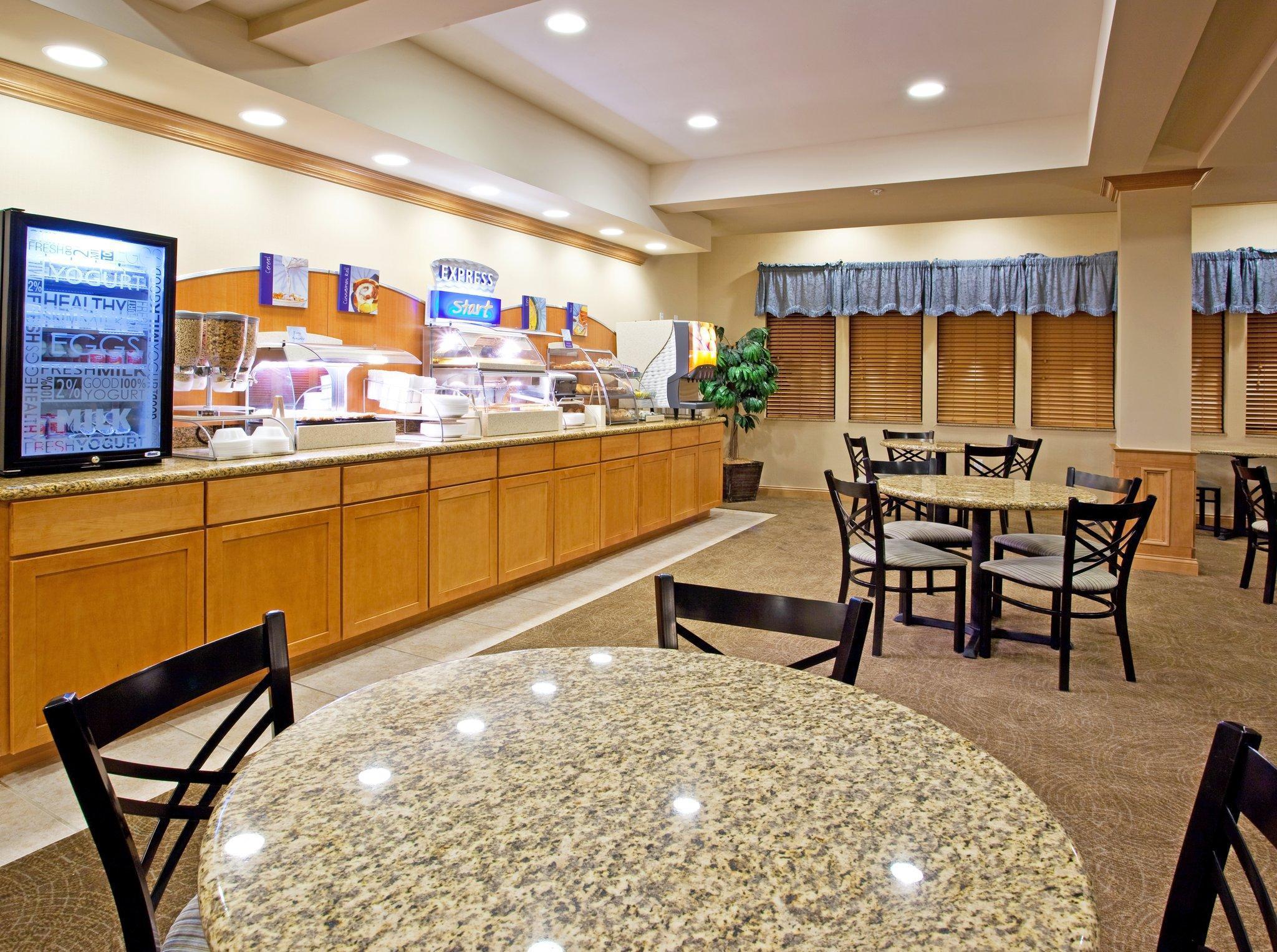 Holiday Inn Express Hotel & Suites Chesterfield - Selfridge Area By Ihg Ngoại thất bức ảnh
