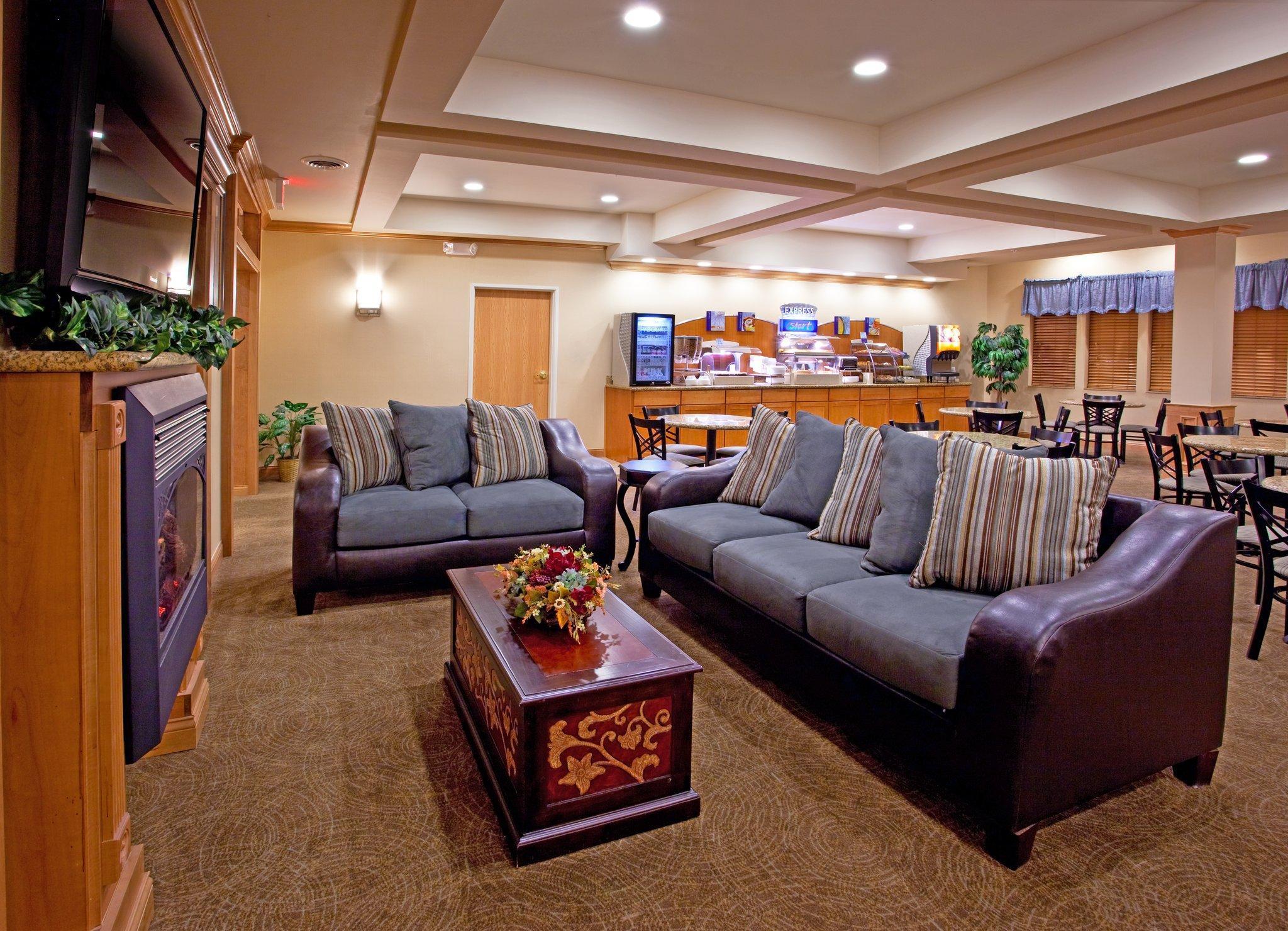 Holiday Inn Express Hotel & Suites Chesterfield - Selfridge Area By Ihg Ngoại thất bức ảnh